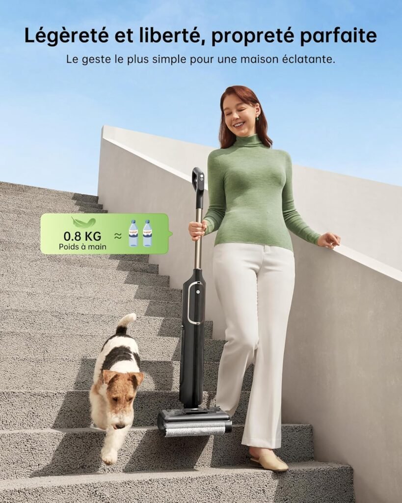 Femme portant un aspirateur léger de 0,8 kg dans les escaliers, chien à ses côtés, ménage facile