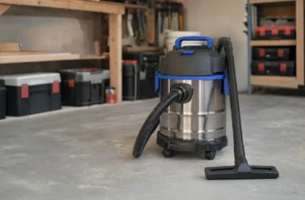 Aspirateur sans fil Metabo de type compact utilisé dans un petit atelier