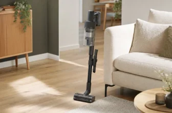 Aspirateur balai sans fil posé dans un salon avec parquet et tapis