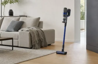 Aspirateur balai sans fil dans un salon lumineux avec parquet et tapis