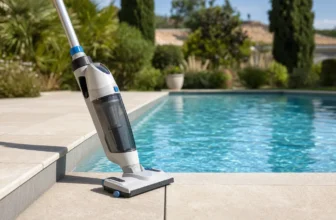 Aspirateur de piscine sans fil posé au bord d'un bassin bleu