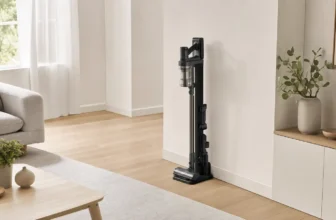 Aspirateur sans fil Lidl rangé sur sa station de charge dans un salon