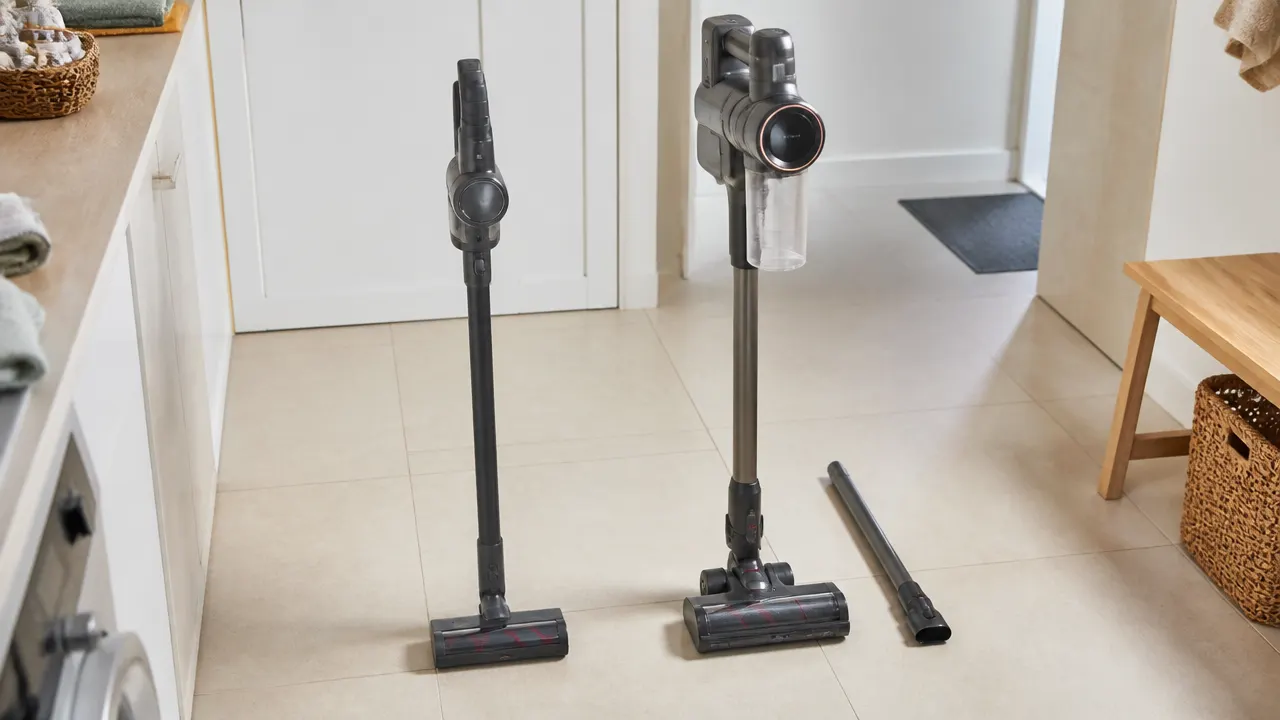Comparatif balai sans fil compact contre modulable Comparaison visuelle entre un balai sans fil compact et un modèle plus polyvalent