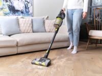 Aspirateur balai sans fil RYOBI RASV18BL anti-emmêlement pour animaux