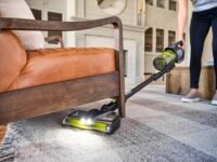Aspirateur balai sans fil RYOBI RASV18BL anti-emmêlement pour animaux