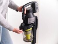 Aspirateur balai sans fil RYOBI RASV18BL anti-emmêlement pour animaux