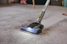 Aspirateur balai sans fil RYOBI RSVS18, compact et prêt à l’emploi
