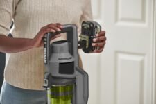 Aspirateur balai sans fil RYOBI RSVS18, compact et prêt à l’emploi