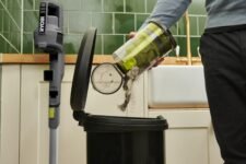 Aspirateur balai sans fil RYOBI RSVS18, compact et prêt à l’emploi