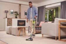 Aspirateur balai sans fil RYOBI RSVS18, compact et prêt à l’emploi