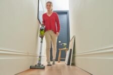 Aspirateur balai sans fil RYOBI RSVS18, compact et prêt à l’emploi