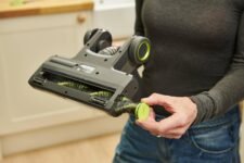 Aspirateur balai sans fil RYOBI RSVS18-0, pratique pour sols et tapis