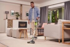 Aspirateur balai sans fil RYOBI RSVS18-0, pratique pour sols et tapis