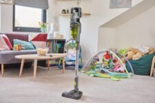 Aspirateur balai sans fil RYOBI RSVS18, compact et prêt à l’emploi