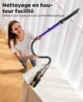 Femme utilisant un aspirateur à canne télescopique pour dépoussiérer en hauteur près des rideaux