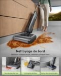 Aspirateur laveur sans fil nettoyant une flaque de sauce le long des plinthes, idéal pour bords et coins de cuisine.